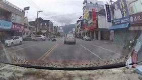 花蓮縣吉安鄉中華路口日前發生一起車禍，張姓男子（66歲）開車行經該處時與高姓機車騎士（44歲）碰撞，高男倒地後連續翻滾3圈，隨即起身把掉落的鞋子穿上，人看起來完全沒事，矯健身手全被行車紀錄器拍下。