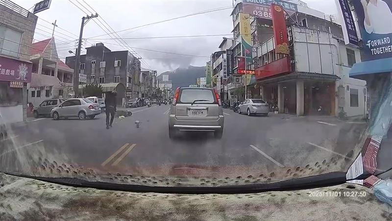 高姓機車騎士倒地後連續翻滾3圈，隨即起身把掉落的鞋子穿上。（圖／翻攝自Threads @kimoyouc12）