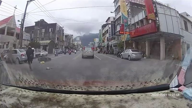 高姓機車騎士倒地後連續翻滾3圈，隨即起身把掉落的鞋子穿上。（圖／翻攝自Threads @kimoyouc12）