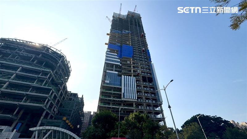 一名53歲黃姓男子不明原因突然失去意識，身體癱軟倒向天井，陳屍安全網上。（圖／民眾提供）