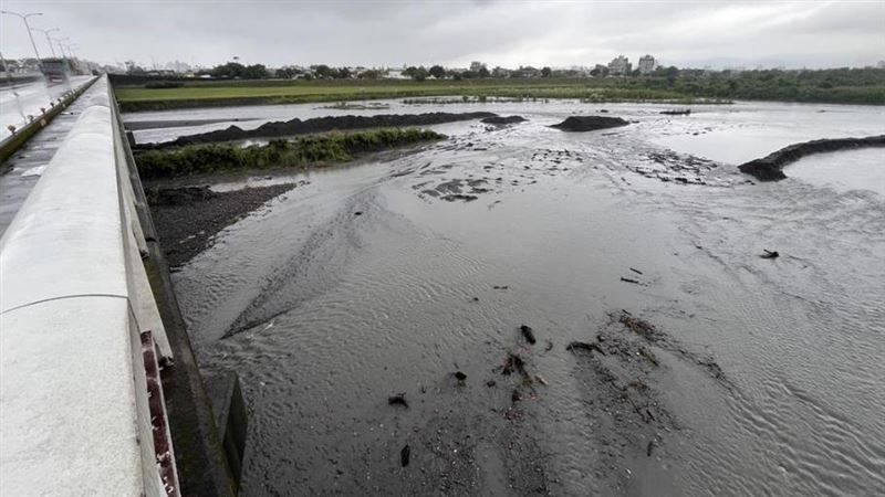 宜蘭羅東通往三星的「歪仔歪橋」下，有民眾發現一具女浮屍。（圖／翻攝畫面）