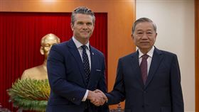 美國戰爭部長赫格塞斯與越南訪問中，與越共總書記蘇林見面。（圖／翻攝自X平台 @SecWar）