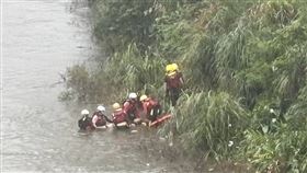 消防隊下水將女子搶救上岸。（圖／翻攝畫面）