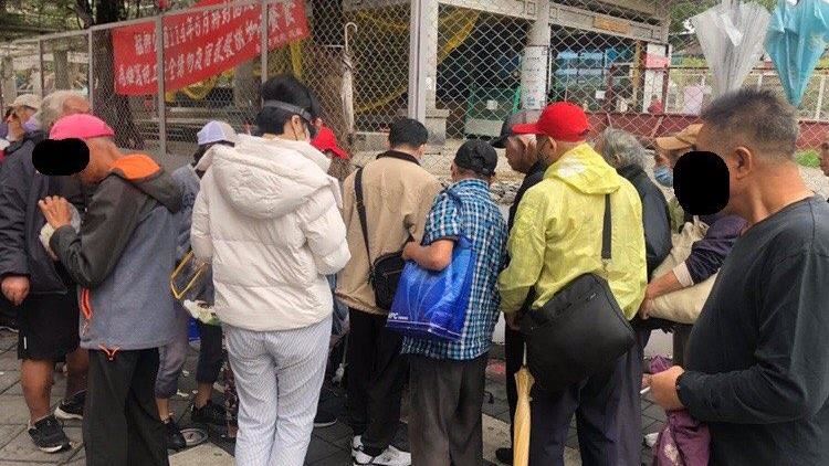 龍山寺外收個資!負責人坦白了:受人委託