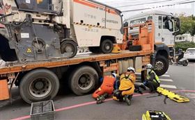 視線死角！苗栗翁遭同向拖板車捲落輪下（圖／翻攝畫面）