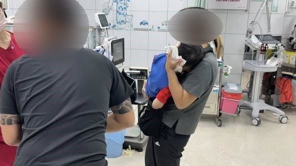 台中男童摔傷頭濺血!爸爸焦急攔警車求救