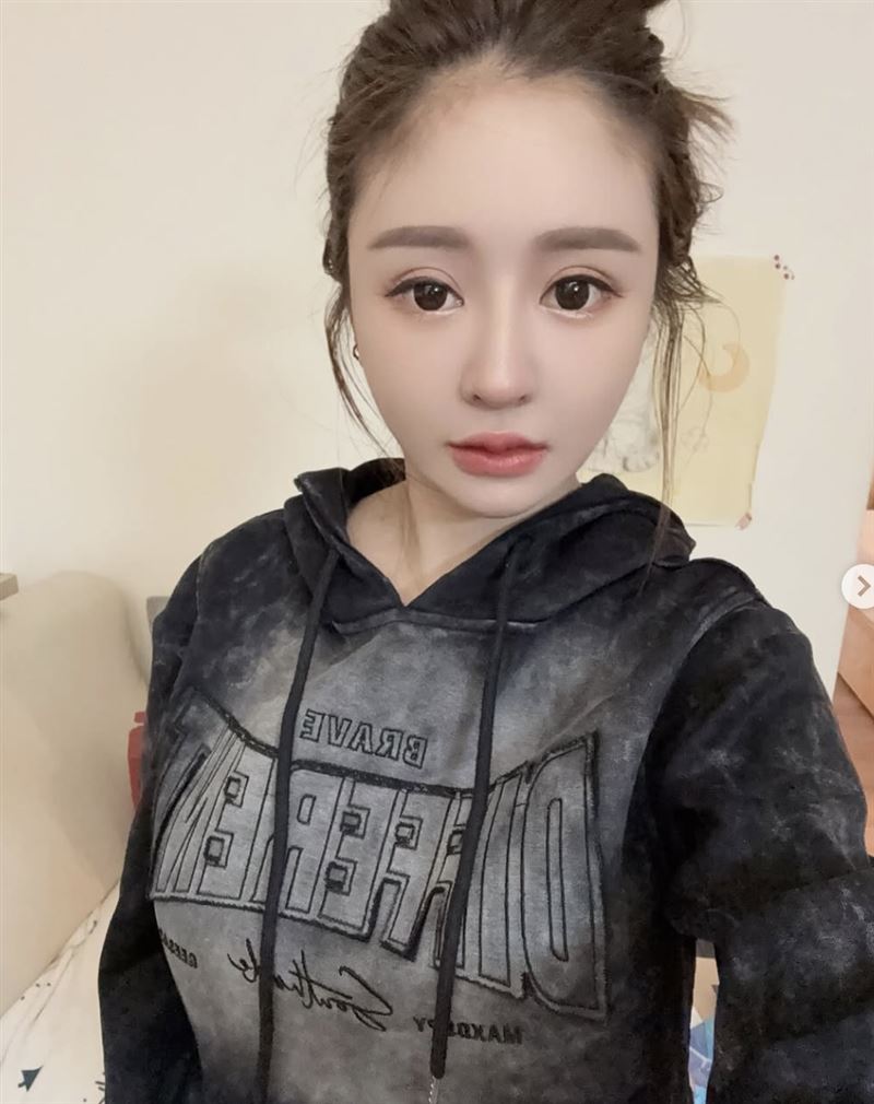 黃明志一句「職業不分貴賤」反讓網友質疑謝侑芯特殊身分。（圖／翻攝自IG）