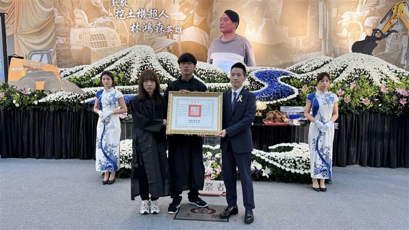 挖土機超人入祀忠烈祠!陳情人致謝蘇巧慧