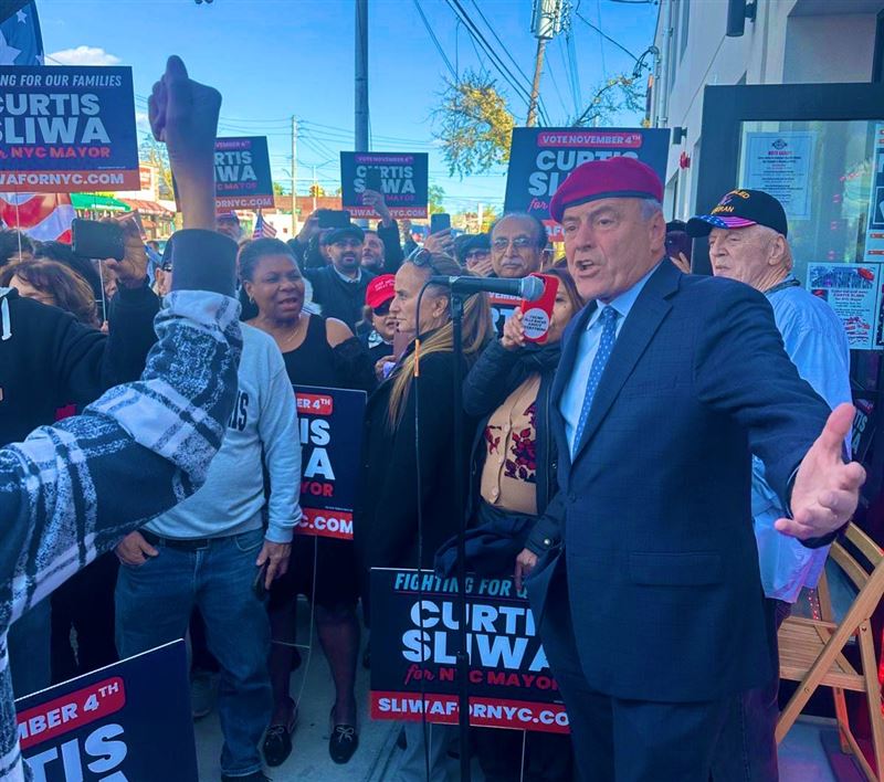 71歲的共和黨候選人斯里瓦，以紅色貝雷帽形象為人所熟知。（圖／翻攝自X平台 @CurtisSliwa）