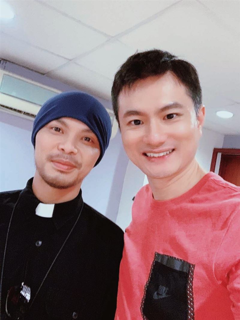 網紅律師「大馬王力宏」江昭上透露與黃明志拍片的細節。（圖／翻攝自江昭上臉書）