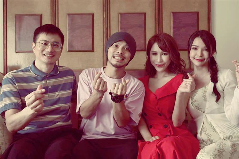 「大馬王力宏」江昭上（左一）透露，黃明志拍片喜找漂亮、性感的女生。（圖／翻攝自江昭上臉書）