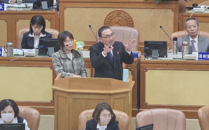被稱為新北小巨蛋的新北市板橋第二運動場BOT案連續3次招商不成功。市長侯友宜（立者右）在議會答詢時曾強調「小巨蛋、大巨蛋都會孵出來」
