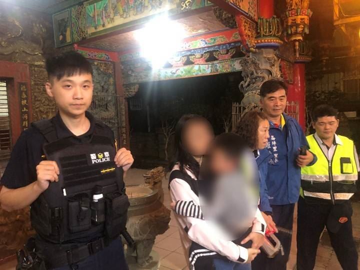 男童母親見到兒子平安無事總算鬆了一口氣，將他緊緊擁入懷中安撫。（圖／桃園電子報提供）