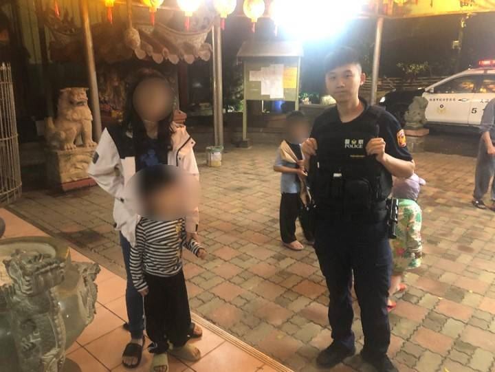 大園警分局與里長、巡守隊合力尋人，總算在一間宮廟旁的樹下找到哭泣的男童，將他平安交回媽媽的手中。（圖／桃園電子報提供）