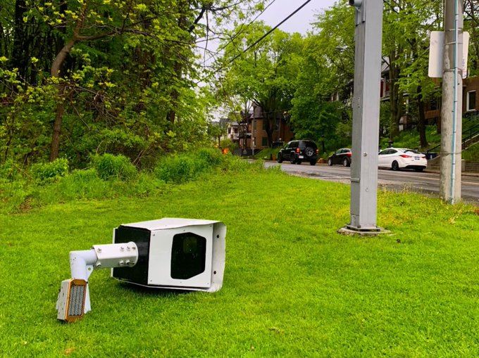 安大略省多倫多遭人破壞斷頭的測速照相。（圖／翻攝自X平台 @6ixbuzztv ）