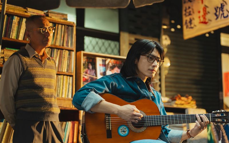 宋柏緯片中飾演熱愛音樂的青年「弘國」，靠著聽1977年歌單和眼鏡入戲。（圖／瀚草文創GrX STUDIO提供）