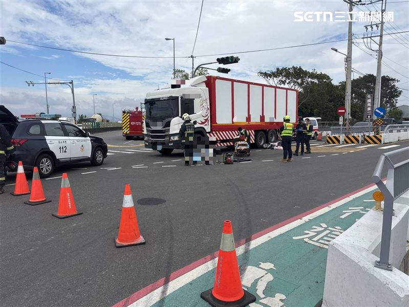 一名71歲的女機車騎士行經圳前路與國道四號神岡聯絡道交叉路口時，遭一輛貨櫃車轉彎時撞擊、當場輾過，失去生命。（圖／翻攝畫面）