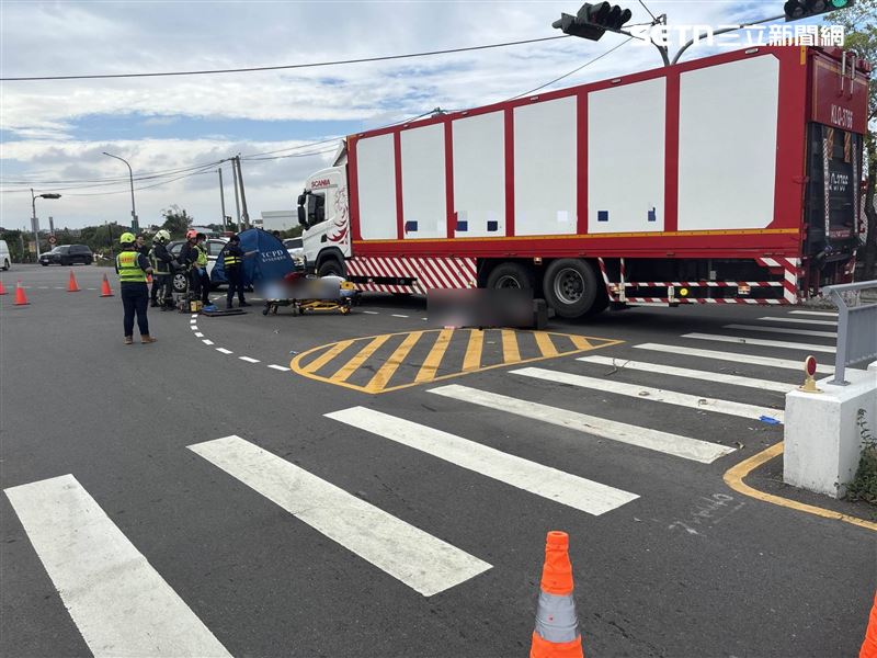 當時駕駛貨櫃車準備轉彎進入聯絡道，疑似駕車起步時未注意到車身右側靠近的機車，直接撞上停在旁邊的71歲王姓婦人。（圖／翻攝畫面）