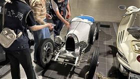 ▲檢調搜索太子集團，查扣26輛各式高檔名牌轎車，總價值4億餘元。（圖／調查局提供）