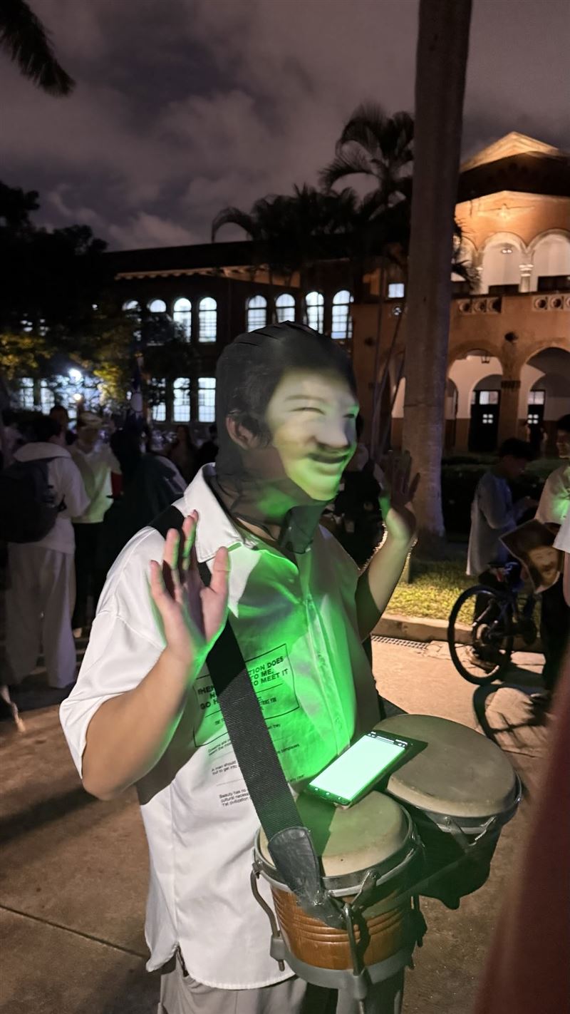 「Lumama（盧媽媽）」裝扮成為焦點。（圖／翻攝自民眾黨青年部臉書）