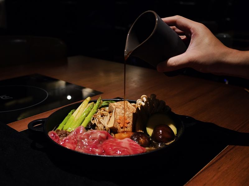 「WAGYU CLUB&nbsp;shabushabu」主打和牛涮涮鍋、壽喜燒個人套餐。(圖／教父牛排餐飲集團提供）