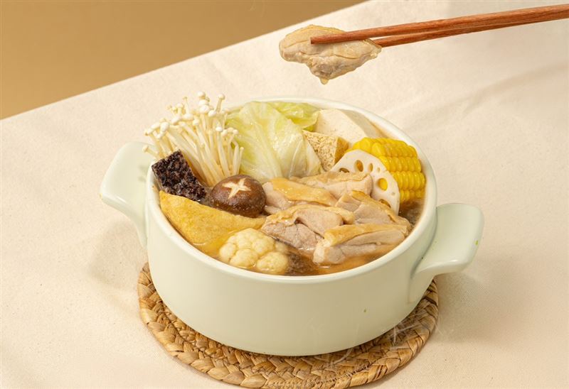 12mini快煮鍋攜手台酒推出「台酒花雕雞鍋」，完成打卡任務有機會免費吃鍋。(圖／王品集團提供）