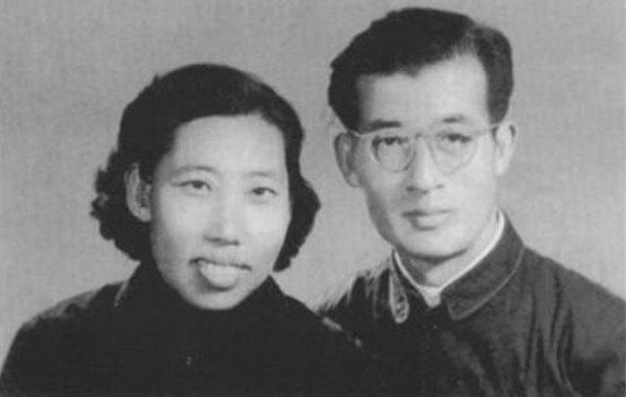 毓嵒（右）與其妻張雲訪。（圖／翻攝自維基百科）