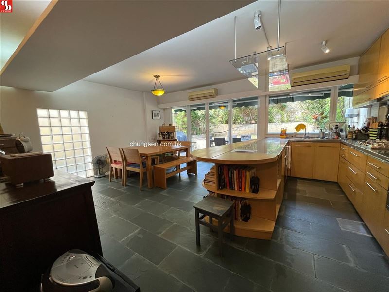 這間住宅屢次轉手，原業主欲藉裝修、整修歷史重新銷售，但多數買家仍心存疑慮。(圖/翻攝chungsen)