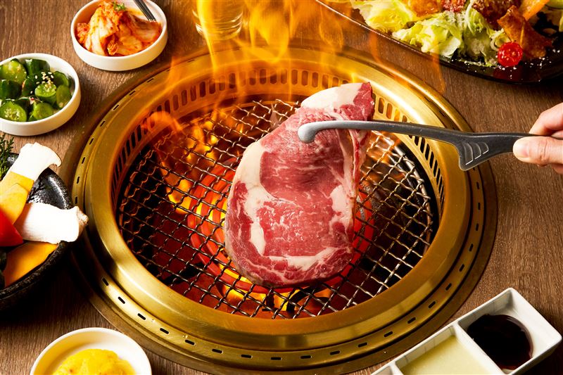 燒肉同話「有1就換肉」,會員出示含有指定數量1的身分證字號,即可享受頂級肉品專屬招待。(圖/品牌業者提供)