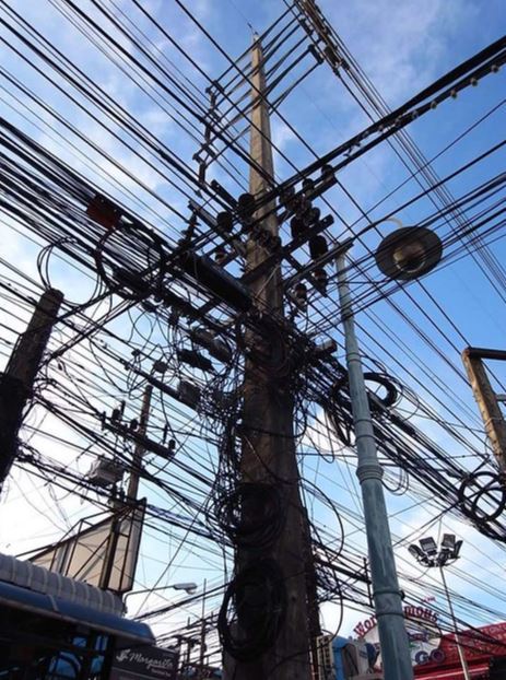 泰國電線桿相當混雜。（示意圖／攝影者hello minimax, flickr CC License）