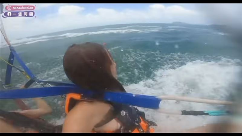 一隻阿圓與好友玩拖曳傘，繩子竟然在空中斷掉，讓2人當場墜海。（圖／翻攝自一隻阿圓Threads）