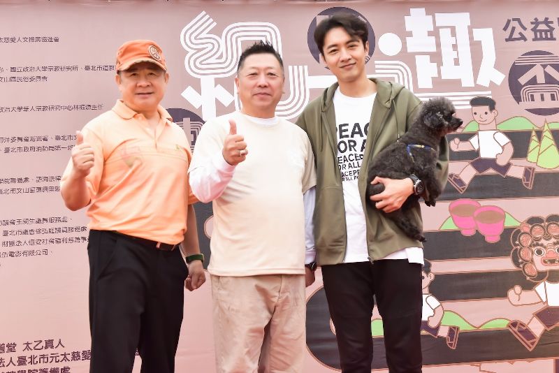 「農曆三月二十三日」演員吳政勳（右）、製作人王重正（中）、演員蔡阿炮（左）分享拍攝心路歷程。圖為3人日前出席神壽盃公益路跑活動，為電影造勢宣傳。（圖／中央社）