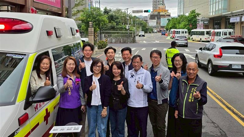 環球產後護理之家捐贈的高頂救護車。（圖／翻攝畫面）