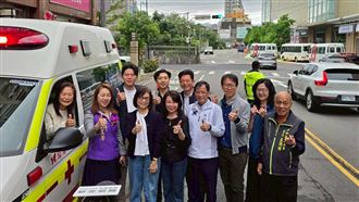 提升緊急醫療　護理之家捐新北消救護車