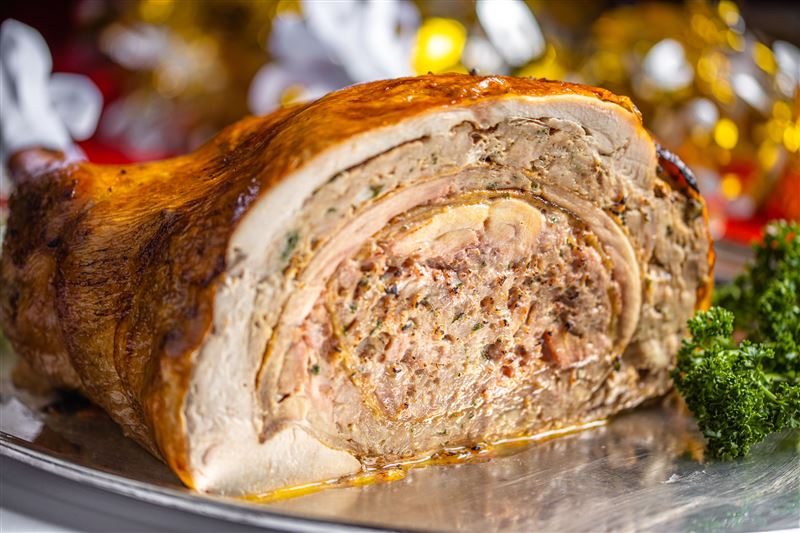 台北晶華精心打造，將整隻雞塞入鴨中，再將鴨豪邁的塞入火雞內的「皇家爐烤火鴨雞Turducken」。（圖／飯店旅宿業者提供）