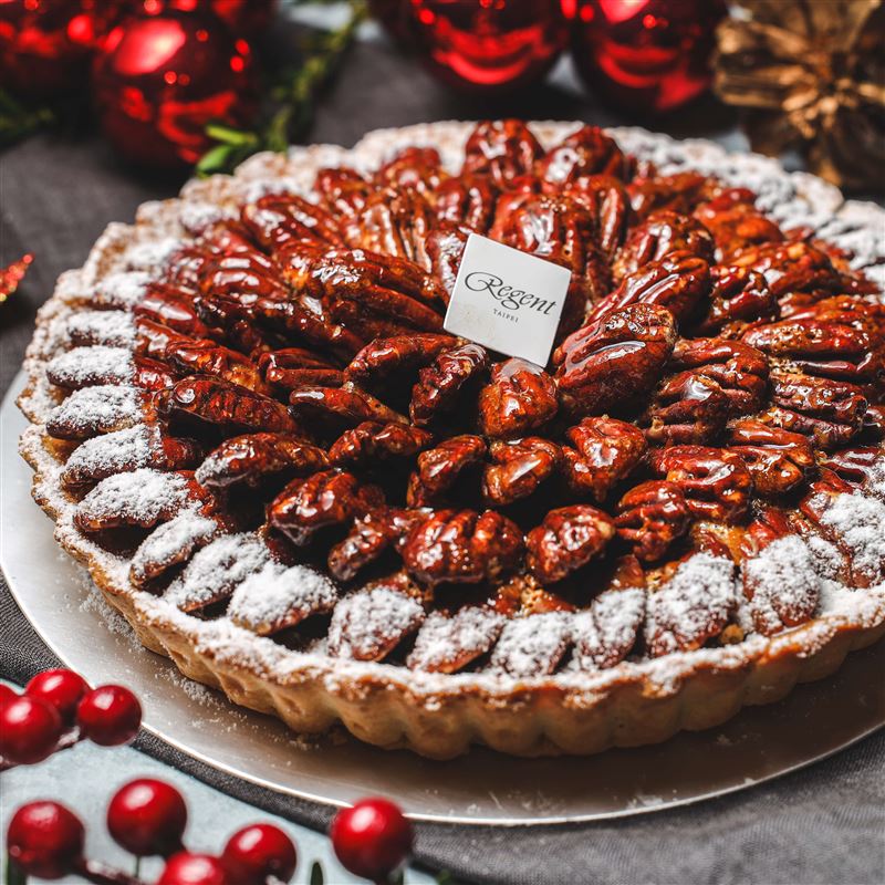 「美式胡桃派」內餡由楓糖餡與萊姆酒、香草精調製而成，最上層鋪滿胡桃烘烤，是口感香氣兼具的節慶甜點，售價980元。（圖／飯店旅宿業者提供）