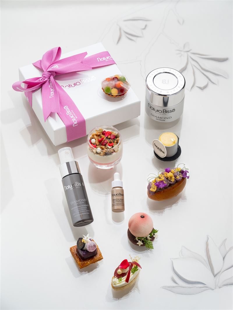 台北文華東方酒店以「A Taste of Beauty」食藝美學共慶品牌「鑽石極緻賦活系列」25週年的璀璨篇章，展演精準平衡與美食的美麗共鳴，賦予肌膚與味感皆由分寸雕琢而成的細膩之美，喚醒午後味蕾的藝術饗宴。（圖／飯店旅宿業者提供）