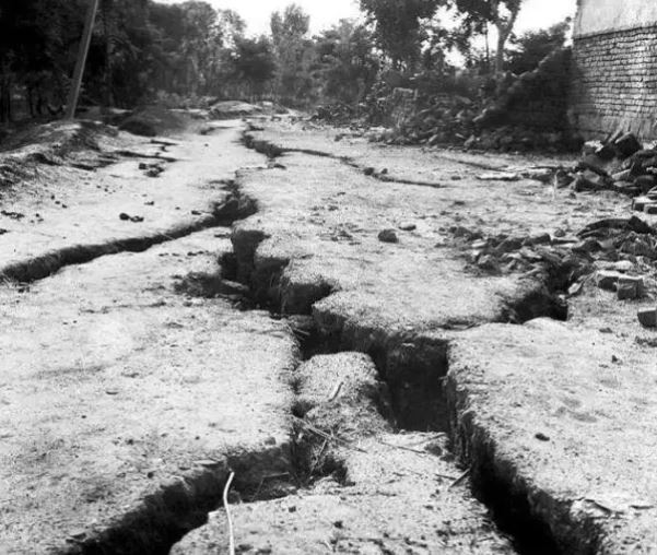 1976年7月28日發生唐山大地震，山崩地裂，猶如世界末日。（圖／翻攝自百度百科）
