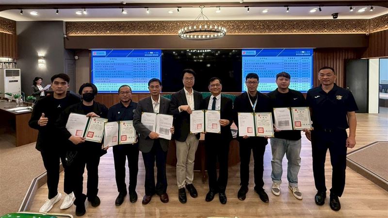 中信金融管理學院日前舉辦「企業運動扎根暨共建區域照護及產業創生合作聯署活動」，活動邀集教育界、產業界與醫療單位代表共同簽署合作意向，成功串起「科技&times;照護&times;職涯」的多元生態鏈。（圖／中信學院提供）