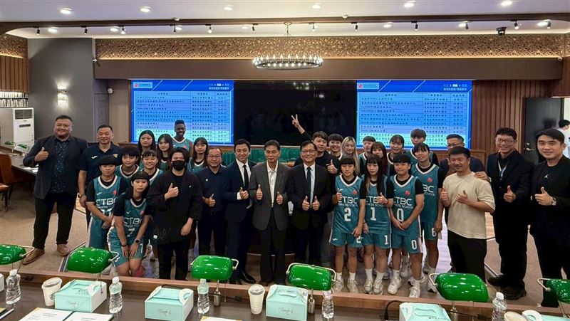 為深化產官學研合作、推動教育公平與運動產業發展，中信金融管理學院日前舉辦「企業運動扎根暨共建區域照護及產業創生合作聯署活動」，活動邀集教育界、產業界與醫療單位代表共同簽署合作意向。（圖／中信金融學院提供）