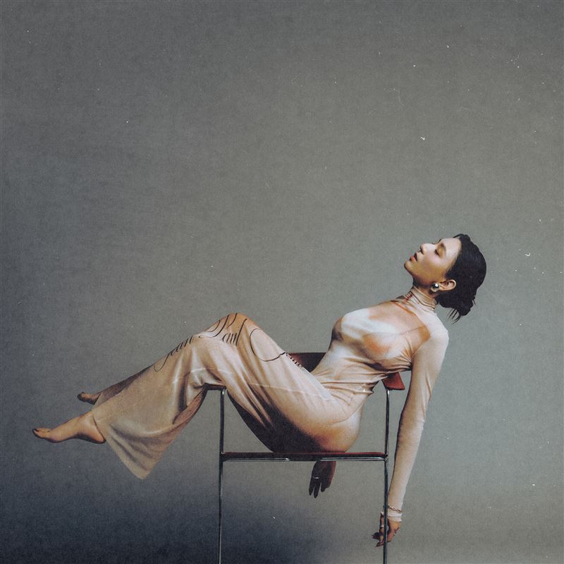 黃瑋昕全身只剩薄紗，展現優美曲線。（圖／索尼音樂提供）