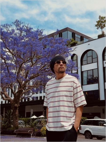 周杰倫在IG上傳戴帽子、戴墨鏡，也留鬍子的照片，讓網友直呼：「嚇死，還以為是黃明志」。（圖／翻攝自周杰倫IG）