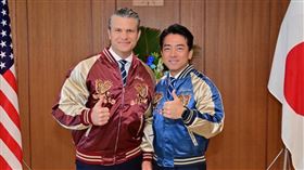 小泉進次郎與美防長赫格塞斯會面。（圖／翻攝自X平台 @shinjirokoiz）