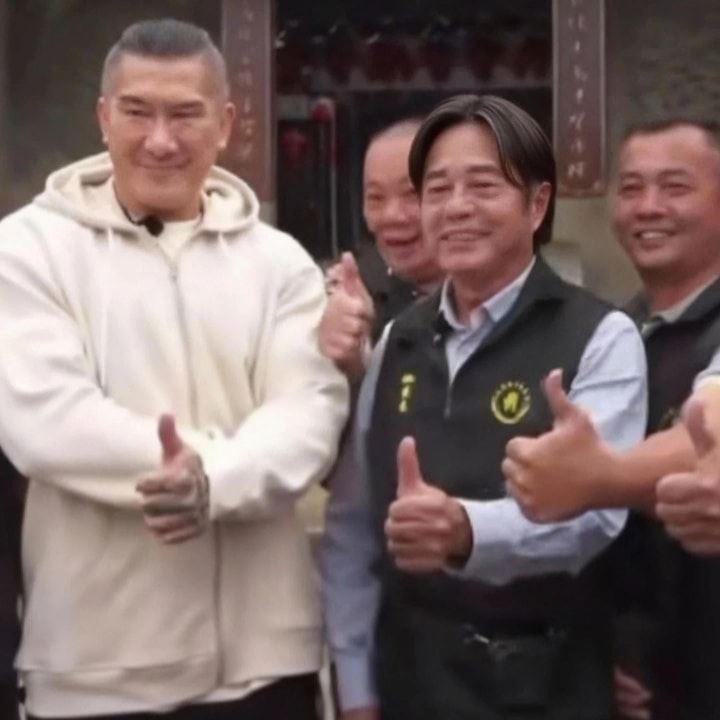 館長上傳和賴氏宗親秘書長賴瀚鍾合照被抓包是P圖。（圖／翻攝自飆捍臉書）