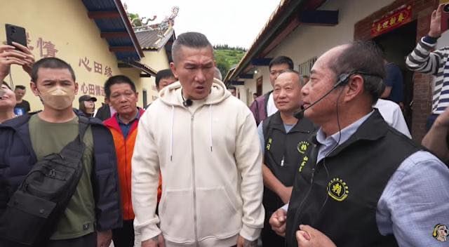 網友抓包賴瀚鍾髮型和館長曬出的照片不符合。（圖／翻攝自飆捍臉書）