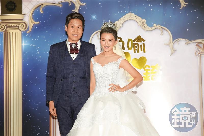 女星江泳錡（右）2019年和製作人楊煥補辦婚禮，但2023年離婚，不料楊煥在今年5月猝逝，留下爛攤子讓她收拾。（圖／鏡週刊）