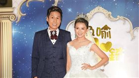 女星江泳錡（右）2019年和製作人楊煥補辦婚禮，但2023年離婚，不料楊煥在今年5月猝逝，留下爛攤子讓她收拾。（圖／鏡週刊）