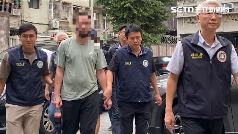 移民署獲報會同轄區警方前往查緝，將人帶回。（圖／翻攝畫面）
