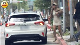 上月30日黃沐妍下了男友的車先進入餐廳找朋友，肚子明顯隆起。（圖／CTWANT）