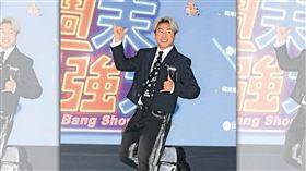 歐漢聲（歐弟）剛宣布和胡瓜、陳亞蘭主持華視綜藝節目《週末最強大》，就一邊啟動移民到日本沖繩的計畫。（圖／鏡週刊）